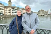 Petra (67) und Rüdiger (68) Erbslöh vor der malerischen Kulisse in Zürich.