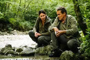 Sabine Kaiser (Katharina Müller-Elmau, l.) sucht Rat bei Hubert (Christian Tramitz, r.): Sie traut Survivaltrainer „Ulf“ nicht.