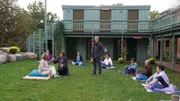 Aurelia Fassnacht (Ingrid Sattes, l.), Katrin Börensen (Claudia Schmutzler, M.) und Nils Theede (Jonas Laux, r.), Rest: Komparsen.