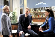 ARD STURM DER LIEBE FOLGE 1911, am Montag um 15:10 Uhr im ERSTEN. Michael (Erich Altenkopf, l.) teilt Leonard (Christian Feist, M.) und Pauline (Liza Tzschirner, r.) mit, dass ein Mann durch den Hubschrauber-Absturz ums Leben gekommen ist.