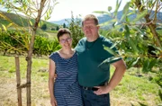 Einen Weinberg bei Bühl in ein Selbstversorgerparadies umzugestalten ist die Vision von Frank Fröhlich (r). Der Winzersohn wollte den konventionellen Rebenanbau aus ökologischen Gründen nicht fortführen und versucht nach den Regeln der Permakultur den ausgelaugten Boden wieder zu beleben. Statt Monokultur soll ein Naturgarten entstehen, der Mensch und Tier Nahrung und Rückzugsraum bietet. Um sich mit voller Kraft dem 6000 Quadratmeter großen Gelände widmen zu können, hat der leidenschaftliche Hobbygärtner in Absprache mit seiner Ehefrau Sonja (l) den Beruf als Schulsozialarbeiter an den Nagel gehängt, so dass Sonja nun Alleinverdienerin der dreiköpfigen Familie ist.