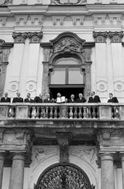 Meilenstein in der Geschichte der 2. Republik und wichtigstes politisches Ereignis der 50er-Jahre: die  Unterzeichnung des Staatsvertrages am 15. Mai 1955. Leopold Figl und die Außenminister der vier Alliierten am Balkon des Belvederes.