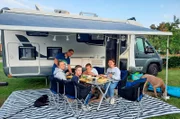 Familie Rosenberger mit ihrem neuen Wohnmobil in der Lüneburger Heide.