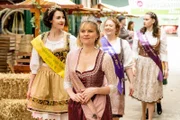 Als die amtierende Milchkönigin der Gemeinde ermordet wird, gerät auch Marie Neffgen (Henrike Fehrs, 2.v.l.), die Weinkönigin von Unkel, unter Verdacht. Herrschte zwischen den Produktköniginnen ein Konkurrenzkampf? (Komparsen im Bild)