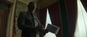 Vor dem Treffen mit der Präsidentin legt Pearce (Sean Harris) noch einmal seine Uniform der Fremdenlegion an.