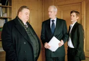 Bei seinem Treffen mit Reeder Haag (Hans Jörg Assmann, M.) und dessen Sohn Sven (Kai-Ivo Baulitz, r.) stößt  Gregor Ehrenberg (Dieter Pfaff, l.) auf eine Mauer des Schweigens.
