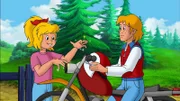 Zur Belohnung für seine Hilfe hext Bibi das Motorrad von Freddy wieder ganz.