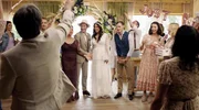 Das Hochzeitspaar wird von den Gästen begrüßt (v.l.n.r.): Bräutigam Raphael Geiger (Pablo Sprungala), Braut Teresa Geiger (Melissa Khalaj), Jonas Scherer (Jonas Brachmann), Cecilia Wittmann (Mona Vojacek Koper), Caro Reiser (Sarah Thonig), Bettina Geiger (Christine Neubauer) und Kompars:innen. Das Hochzeitspaar wird von den Gästen begrüßt (v.l.n.r.): Bräutigam Raphael Geiger (Pablo Sprungala), Braut Teresa Geiger (Melissa Khalaj), Jonas Scherer (Jonas Brachmann), Cecilia Wittmann (Mona Vojacek Koper), Caro Reiser (Sarah Thonig), Bettina Geiger (Christine Neubauer) und Kompars:innen.
