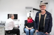 Ob sich beim Sehtest die nötige Zeit genommen wird, worauf man als Verbraucher beim Kauf einer Brille achten sollte und inwiefern die Bestellung auch das hält, was gemessen wurde, auf diese und andere Fragen sucht Doktor Esser (r) in der Folge zum Thema Sehschwäche Antworten. Dafür holt er sich unter anderem Hilfe beim vereidigten Sachverständiger Wolfgang Hirt (l).