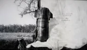 Beim Absturz eines Bombers in Goldsboro (USA) gingen auch zwei Wasserstoffbomben nieder, die jedoch nicht detonierten.