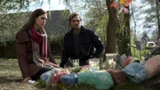 Jasmin Heyse (Sophie Lutz) und Chris Wenzel (Remo Schulze) trauern um die tote Marie und knien an der Gedenkstätte.