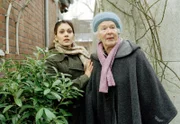 Yasmin (Burcu Dal, links) kümmert sich um Josefa Gras (Renate Delfs), eine verwirrte alte Dame.