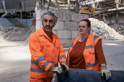 Die Müllwerkerin Petra Lorenz (Katrin Filzen, r.) und der Müllwerker Tarek Özer (Orhan Müstak, l.) wundern sich, dass ihr Vorarbeiter zum Dienstbeginn nicht erscheint.