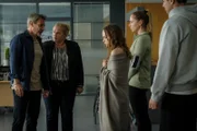 Torsten Kaiser (René Steinke, l.), Dörte Pfeiffer (Petra Kleinert, 2.v.l.), Charlotte (Cheyenne Pahde, 2.v.r.) und Umut (Uğur Ekeroğlu, r.) wissen, dass sie Frida Rose (Mariella Aumann, M.) behutsam behandeln müssen. Das 13-jährige Mädchen ist schuldunfähig und somit nur Beteiligte.