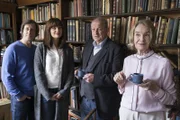 Die reiche Verlegerwitwe Hanni Haffner (Gudrun Gundelach, r.) fühlt sich bei Wilsberg (Leonard Lansink, 2.v.r.), den sie des Öfteren mit ihrem verstorbenen Ehemann verwechselt, sehr wohl - hier mit Ekki (Oliver Korittke, l.) und Alex (Ina Paule Klink, 2.v.l.).