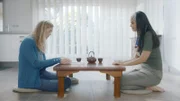 Margreets Mutter (Dewi Reijs, re.) erzählt Irma (Elisa Beuger, li.) von ihrem minimalistischen Lebensstil.