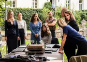 Jahrelang missbrauchte der Erfolgsautor Magnus C. Kayser die Mitarbeiterinnen des Havel-Verlags Olga Jankowski (Silvina Buchbauer, l.), Leonie Busch (Bea Brocks, 2.v.l.), Aylin Peters (Olivia Papoli-Barawati, 3.v.l.) und Lotte Broich (Darja Mahotkin, 4.v.l.). Nichts wurde dagegen unternommen. Die Kommissare Marcel Zielinski (Matthias Wackrow, 4.v.r.), Bernhard Henschel (Michael Lott, 3.v.r.), Luna Kunath (Caroline Erikson, 2.v.r) und Sophie Pohlmann (Katrin Jaehne, r.) sind entsetzt, dass dieses Verhalten geduldet wurde.
