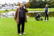 Brockhorst (Felix Vörtler) möchte beim Golfen mit Polizeipräsidentin Antje Reiff (Petra van de Voort) nicht nur sein Handicap verbessern. Mitten im Probeschwung erhält er einen Anruf mit einer heißen Spur.