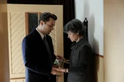 Sven Lebert (Nils Strunk) gibt seiner Mutter Else (Beatrice Bergner) Geld.