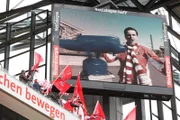 Bastian (Bastian Pastewka) entschuldigt sich per Videoeinspielung auf Großleinwand im Stadion bei den Fans des 1.FC Köln ...