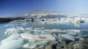 Die Gletscherlagune Jökulsarlon liegt direkt neben dem Vatnajökull, Europas größtem Gletscher.