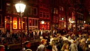 Das Rotlichtviertel Amsterdams ist einer der Anziehungspunkte der Touristenströme der Stadt, hier ist es immer besonders voll. Deshalb gilt hier mittlerweile für Besucher eine Einbahnstraßenregelung.