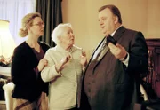 Gregor Ehrenberg (Dieter Pfaff, r.) besucht Hannelore Kreutz (Margarita Broich, r.), die große Probleme mit ihrer geistig verwirrten Mutter Josefa Gras (Renate Delfs, M.), kümmert. Als die alte Dame Ehrenbergs Brieftasche klaut, erkennt er den Ernst der Lage und verspricht seine Hilfe.