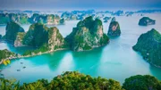 Panoramaaufnahme der Halong-Bucht in Vietnam.