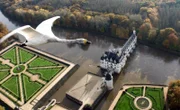 Ein Schwan fliegt über Schloss Chenonceau, Luftaufnahme.