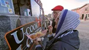 Das Ehepaar Badorrek bestellt am Lobster-Truck in Halifax ein Hummerbrötchen.