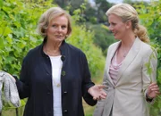 Ein Weingut für die junge Winzerin: Ruth Maria Kubitschek als Lady Kate,  Eva Habermann als Hannah Powell