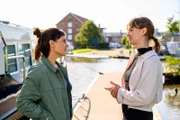 Polizistin Süher Özlügül (Sophie Dal, l.) trifft sich unter einem Vorwand mit ihrer alten Schulfreundin Friederike Freese (Lilly Menke, r.).