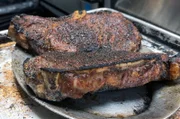 Steak vom Feinsten: Das Dry Aged Bone-in gilt in Chicago als hohe Kunst und ist für Fleischliebhaber das Nonplusultra.