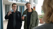 Lars (Ingo Naujoks, l.) und Finn (Sven Martinek, 2.v.r.) suchen Simone Blavatsky (Cornelia Schirmer, r.), die Mutter von Alex auf. Der junge Mann steht im Verdacht, seine Freundin ermordet zu haben.