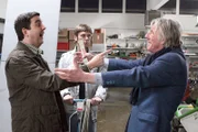 Bastian (Bastian Pastewka, l.) trifft beim Maschinenverleih seinen alten Kumpel Jos (Freek de Jonge, r.). Bruder Hagen ist (Matthias Matschke, M.) wenig interessiert ...