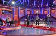 Moderator Kai Pflaume (M.) mit seinen Rateteam-Kapitänen Bernhard Hoëcker (l.) und Elton (r.), der Schauspielerin Katharina Wackernagel (2.v.l.) und dem Schauspieler Benjamin Sadler (2.v.r.).