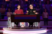 Rateteam-Kapitän Elton (r.) und der Journalist und TV-Nachrichten-Moderator Maik Meuser (l.) bilden ein Rateteam.