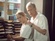 Der Pfleger Peter Riegelsberger (Frank Köbe) nimmt seine Frau und Kollegin Tatjana (Anneke Kim Sarnau) bei dem Verhör durch die Kommissare in Schutz.