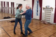 Thomas (Gerry Hungbauer, r.) und Tatjana (Judith Sehrbrock, l.) werden versehentlich in der Tanzschule eingesperrt und machen das Beste daraus.