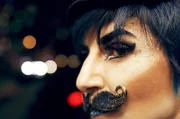 Dragking Gordon Bleu, hinter ihm verbirgt sich Anouk Ehreiser aus Heidelberg.