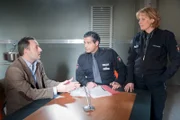 Heiner Bartels (Robert Schupp, l.) bestreitet gegenüber Tarik (Serhat Cokgezen, M.) und Claudia (Janette Rauch, r.), dass es Gründe für den Anschlag auf seinen Wagen geben könnte.