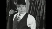 Mit Weste und bunter Krawatte - Alain Delon lässt grüßen.