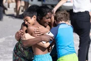 Abhi (Anneika Rose, M.) ist erleichtert, dass sie Jaypal (Arjun Subramanian, l.) und Adam (Noah Leggott, r.) wiedergefunden hat.