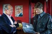 Alexander Kottenkamp (Thomas Bestvater, l.) zeigt Mattes (Matthias Schloo, r.) die Zertifikate zu den wertvollen Uhren, die ihm gestohlen wurden.
