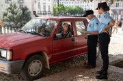 Marcia (Vidina Popov) und Valdemar (Luís Lucas) werden von der Polizei gefilzt.