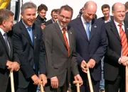 Das Jahr 2006 – die Fußball-Weltmeisterschaft kommt nach Berlin und die Stadt erlebt ihr „Sommermärchen“. Der Hauptbahnhof wird eingeweiht und die Neuköllner Rütli-Schule macht deutschlandweit Schlagzeilen als Symbol für gescheiterte Integration. Eine Berlin-Chronik der Superlative: Fünf Jahrzehnte von 1961, dem Jahr des Mauerbaus, bis 2009 als Berlin eine Weltstadt im 21. Jahrhundert ist. - Symbolischer Spatenstich am BER