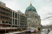 Das Jahr 2006 – die Fußball-Weltmeisterschaft kommt nach Berlin und die Stadt erlebt ihr „Sommermärchen“. Der Hauptbahnhof wird eingeweiht und die Neuköllner Rütli-Schule macht deutschlandweit Schlagzeilen als Symbol für gescheiterte Integration. Eine Berlin-Chronik der Superlative: Fünf Jahrzehnte von 1961, dem Jahr des Mauerbaus, bis 2009 als Berlin eine Weltstadt im 21. Jahrhundert ist. - Der Abriss des Palasts der Republik beginnt.