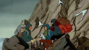 Tim (M.) und Kapitän Haddock (r.) machen zusammen mit Tharkey (l.) und Struppi eine Pause auf dem Berg, bevor ein Sturm aufzieht.