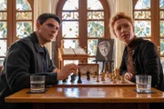In seinem Element: Im Fall eines ermordeten Schachspielers ermittelt Kommissar Rico Sander (Benjamin Strecker) undercover in dessen Club. Bei diversen Schachpartien erfährt er von Saskia Meier (Lena Maria Eikenbusch) höchst interessante Interna. Die arbeitet nämlich auch in der IT-Firma des Opfers, die sich auf Schachprogramme spezialisiert hatte.