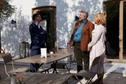 Der Chef des Toten, Gregor Westphal (Ingo Abel, l.), wird von den Kommissaren Stadler (Dieter Fischer, M.) und Danner (Katharina Abt, r.) zu seinem Alibi befragt.